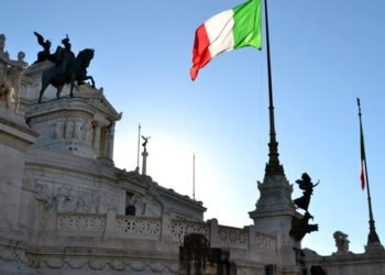Italia s-a săturat să abdice în fața virologilor și a bolii