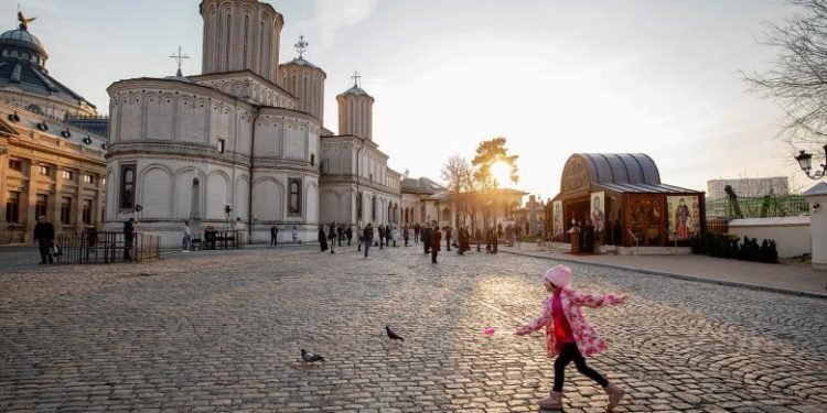 Biserici în starea de alertă. Ce se întâmplă cu slujbele