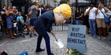 Boris Johnson deschide pub-urile din Anglia pe măsură ce numărul infectaţilor cu coronavirus scade