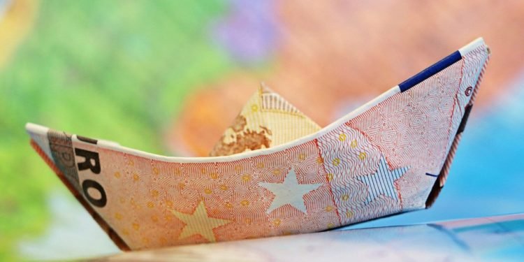Euro ar putea depăși pragul de 4,94 RON