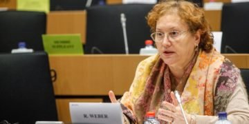 Renate Weber le cere doctorilor miluiţi de Iohannis să renunţe la mascaradă