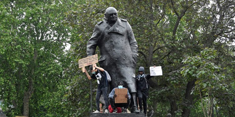 Simboluri istorice britanice vandalizate în numele corectitudinii politice