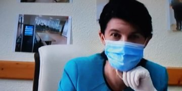 După ce-a dat cu mopul prin hotel, Violeta Alexandru şi-a descoperit un nou hobby – arhivele digitalizate