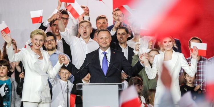 Alegeri prezidențiale Polonia: Exit-Poll-urile dau câștigătoare calea tradițională a Poloniei