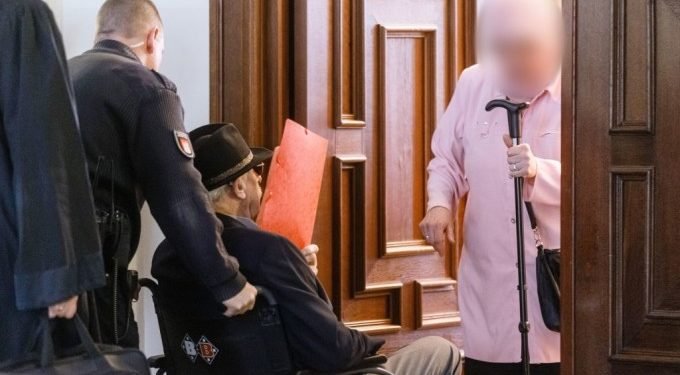 Un paznic de 93 de ani a fost condamnat pentru crimele din timpul regimului nazist