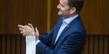 Moţiune de cenzură împotriva premierului Slovaciei pentru plagiat