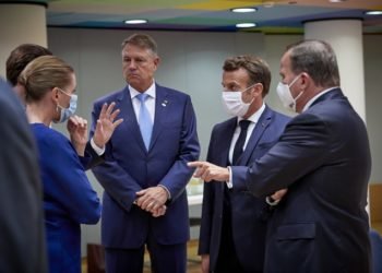Administraţia Prezidenţială recunoaşte că Iohannis a fost prost la întrunirea UE, nefiind precaut şi nepurtând masca de protecţie