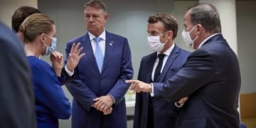 Administraţia Prezidenţială recunoaşte că Iohannis a fost prost la întrunirea UE, nefiind precaut şi nepurtând masca de protecţie