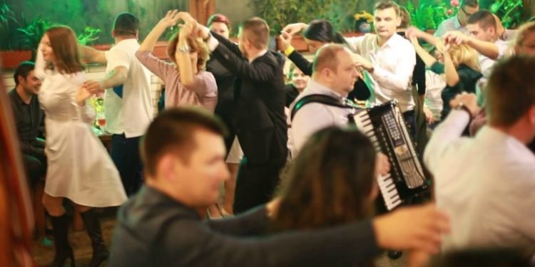 Ludovic Orban promite că deschide crâşmele dacă va cădea la pace cu reprezentanţii HoReCa