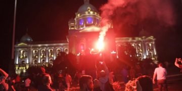 Reintroducerea stării de urgență declanșează proteste într-o țară vecină României