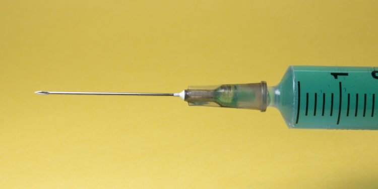 UE ne vrea vaccinați: comisia a bătut deja palma cu Sanofi pentru 300 de milioane de doze de vaccin