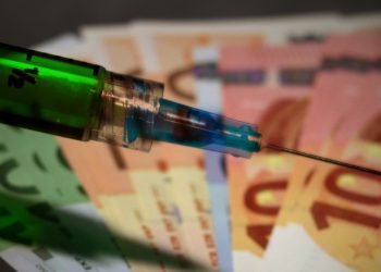 Privilegiații au deja acces la vaccinul anti-COVID-19