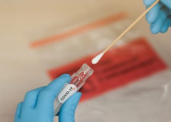 Alerta mai poate dura: Testele Covid-19 sunt afacerea momentului