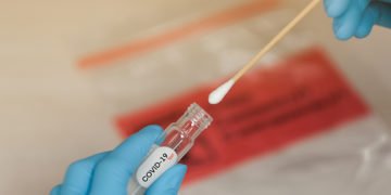 Alerta mai poate dura: Testele Covid-19 sunt afacerea momentului