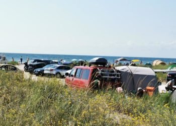 Turiștii din zona plajelor Corbu și Vadu mai sălbatici ca natura pe care au călcat-o