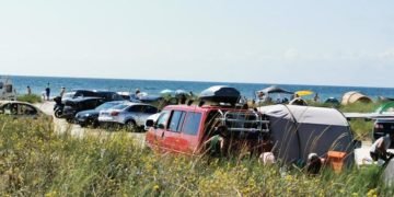 Turiștii din zona plajelor Corbu și Vadu mai sălbatici ca natura pe care au călcat-o