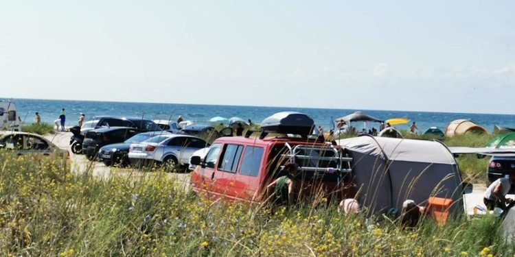 Turiștii din zona plajelor Corbu și Vadu mai sălbatici ca natura pe care au călcat-o