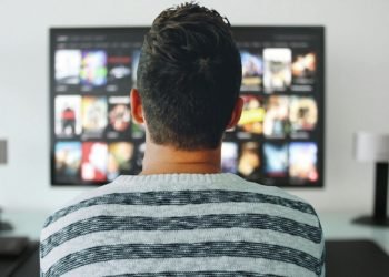Ce le place românilor să urmărească la televizor