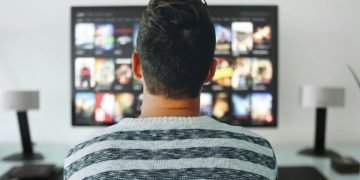 Ce le place românilor să urmărească la televizor
