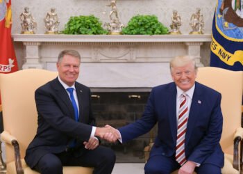 Ne facem din nou preș în fața americanilor: Guvernul Orban îi exclude pe chinezii de la Huawei din licitația 5G