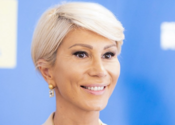 Țara arde și Raluca se piaptănă