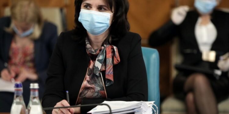 Laudatio in integrum – Doamna de Pecsiglas slăveşte rectificarea bugetară pe Facebook