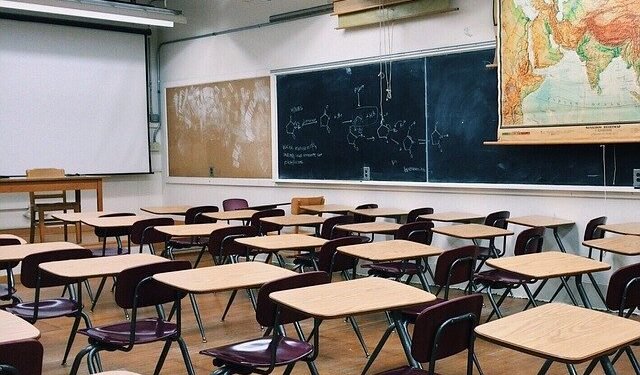 Părinții elevilor nu mai au încredere în Guvernul Orban, Ministerul Sănătății și cel al Educației