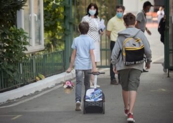 Protest inedit la Galați. Doi elevi frați au fost retrași de la școală din cauza restricțiilor