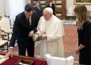 Cu cine s-a întâlnit Papa Francisc fără mască
