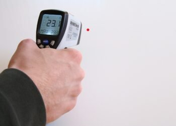 Peste 65% dintre români sunt de acord cu măsurarea temperaturii la intrarea în spațiile publice închise