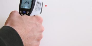 Peste 65% dintre români sunt de acord cu măsurarea temperaturii la intrarea în spațiile publice închise