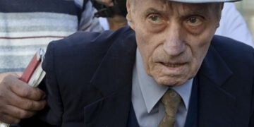 Torționarii regimului comunist rămân fără privilegii. Ce lege a trecut Florin Roman de la PNL