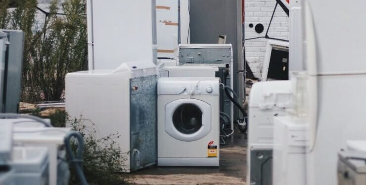 Cum pot scăpa românii mai ușor de vechiturile electrice din casă