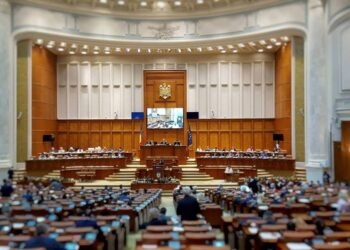 A început ședința de plen a noului Parlament. Cine sunt cei care conduc dezbaterile
